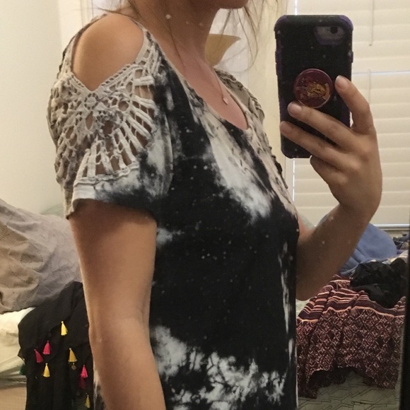 Small Acid wash, cutout shoulder with lace t-shirt - Picture 2 of 3